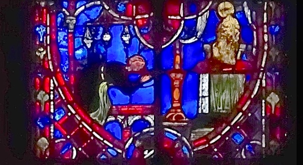 [9] Pris de remords, Théophile se prosterne devant une statue de la vierge. Trois lampes brûlent, suspendues au-dessus de sa tête (gauche). Sur un autel richement paré se trouve une statue dorée de la Vierge (droite)