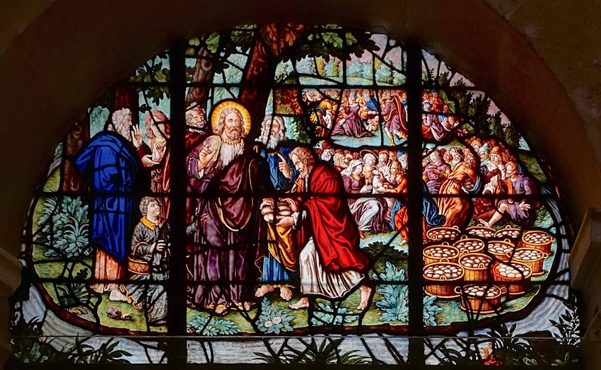 Jésus bénit les cinq pains que lui présente un enfant