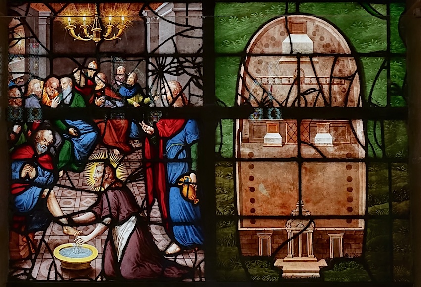 à gauche, Jésus lave les pieds des apôtres. A droite: reproduction du plan d'une église chrétienne