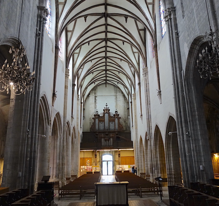 la nef et l'orgue vus du chœur
