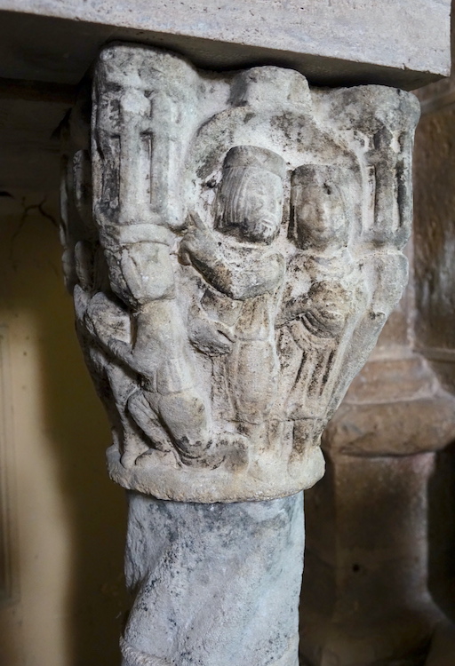 chapiteau sculpté du petit autel