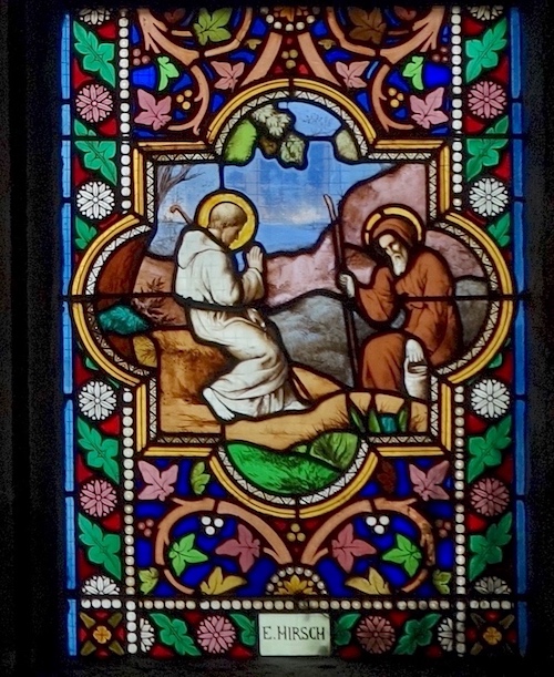 [4] Corentin accompagne Primel qui s'approvisionne en eau à l'aide d'un récipent<br>Cathédrale Saint Corentin - Quimper 29