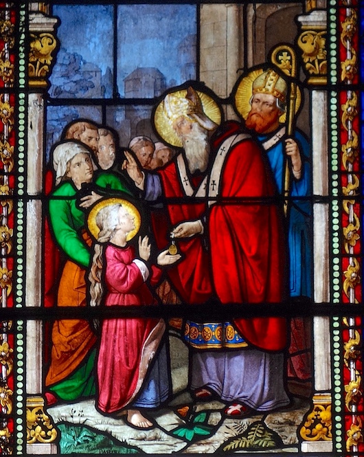 Germain remet à Geneviève enfant une pièce de monnaie marquée d’une croix , comme pendentif<br>Eglise St Ferréol - Saint Fargeau 89