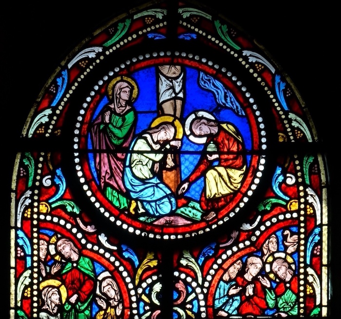 [3] Marie-Madeleine embrasse les pieds du Christ sur la croix. A gauche, résurrection de Lazare, à droite Marie-Madeleine brise un vase de parfum sur les pieds du Christ.