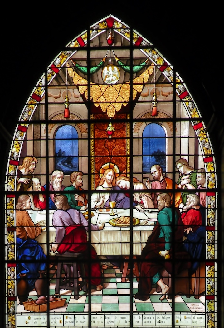et comme ils mangeaient, Jésus prit le pain, le bénit et le donna à ses disciples ...