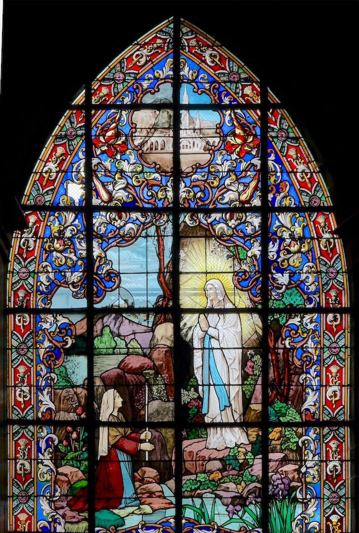la Vierge Marie apparaît à Bernadette Soubirous