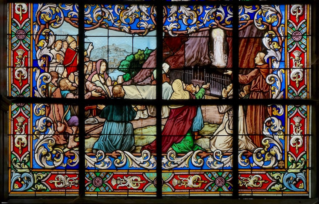 pélerins à la grotte de Massabielle