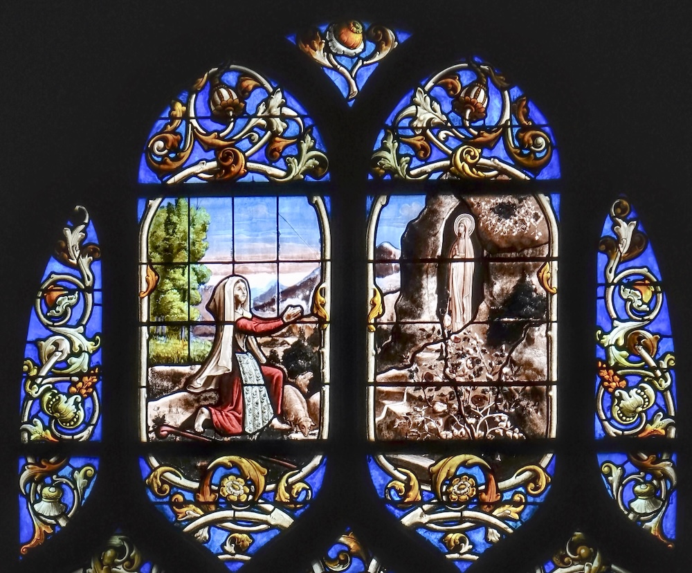 en 1858, Bernadette aperçoit la Vierge