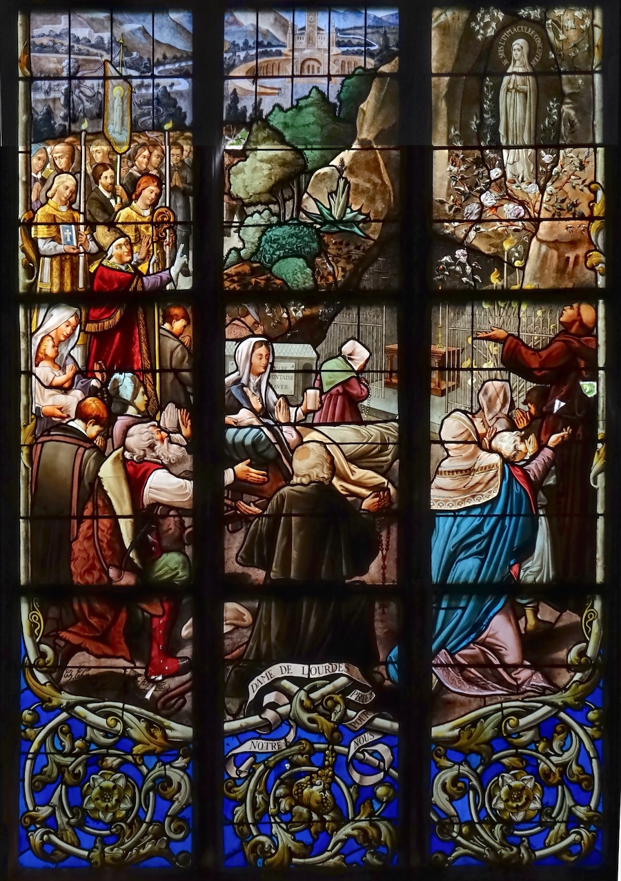 les pélerins au sanctuaire Notre-Dame de Lourdes