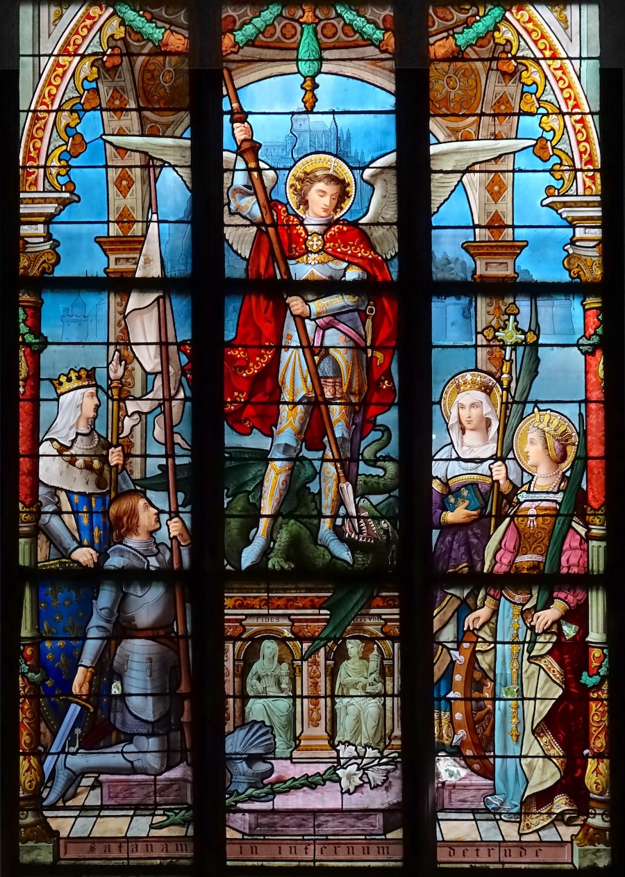 Saint Michel, entouré à gauche de Jeanne d'Arc et du roi, et à droite de Sainte Catherine et de Sainte Marguerite