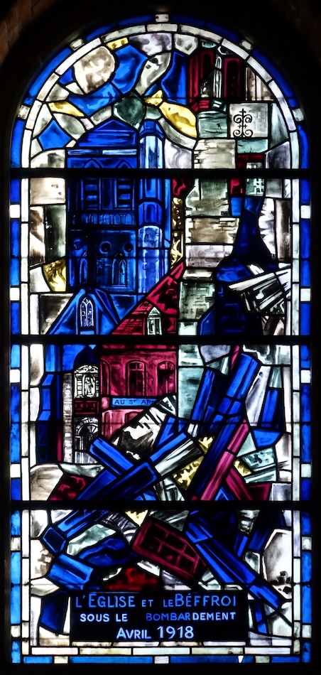 l'église et le beffroi sous le bombardement Avril 1918