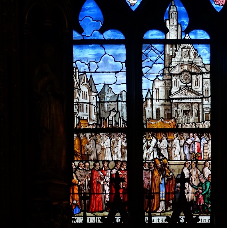 [-18] La chasse de Sainte Geneviève est portée en procession sur le parvis de l'église Saint Etienne du Mont.