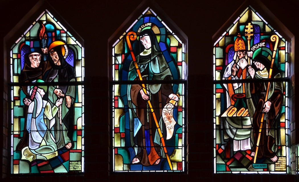 Au printemps de 1211, Saint François donne à Claire l'habit de la pauvreté
                            <br>Sainte Claire
                            <br>Sur l'ordre d'Innocent IV, Sainte Claire bénit la table et les pains apparaissent marqués d'une croix