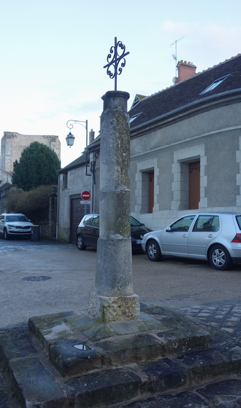 Moret-sur-Loing - croix de la place royale