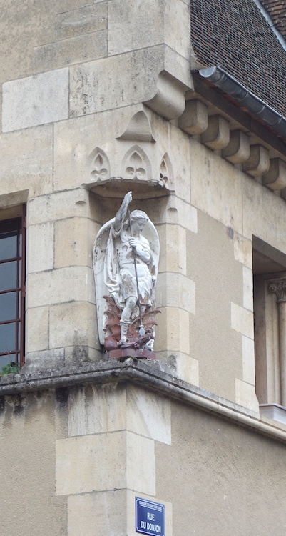 Moret-sur-Loing (place royale) : Saint Michel