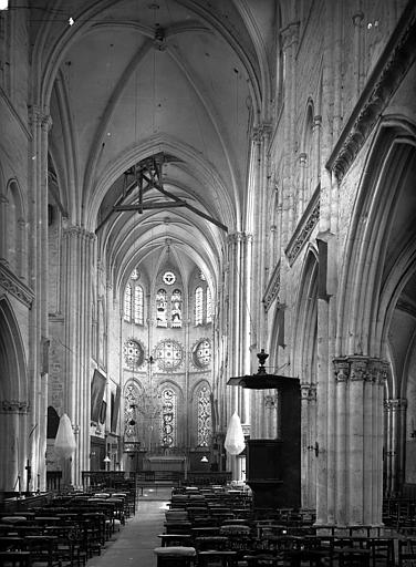 la nef et la chaire à prêcher<br>Eglise Notre-Dame - Moret-sur-Loing 77