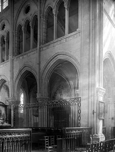 des grilles séparent la nef des bas-côtés<br>Eglise Notre-Dame - Moret-sur-Loing 77