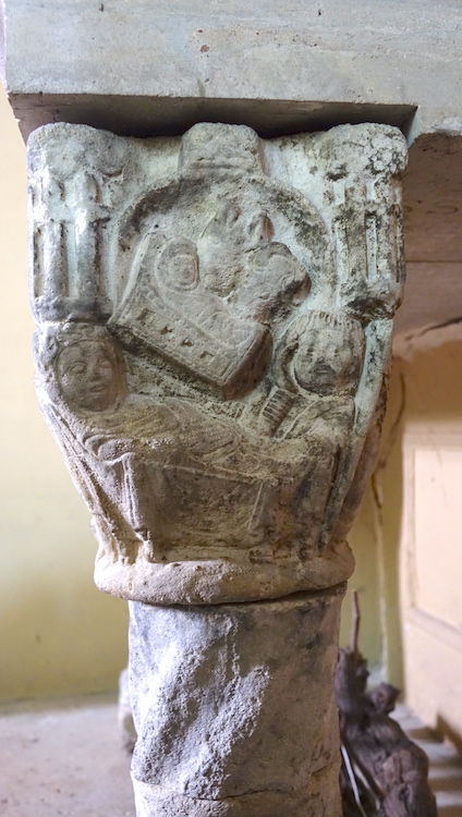 chapiteau sculpté du petit autel