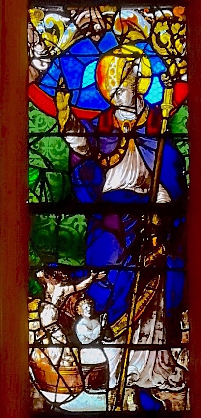 Saint Nicolas en tenue épiscopale, avec à ses pieds, un saloir contenant les trois enfants tués par un boucher qu'il a ramené à la vie