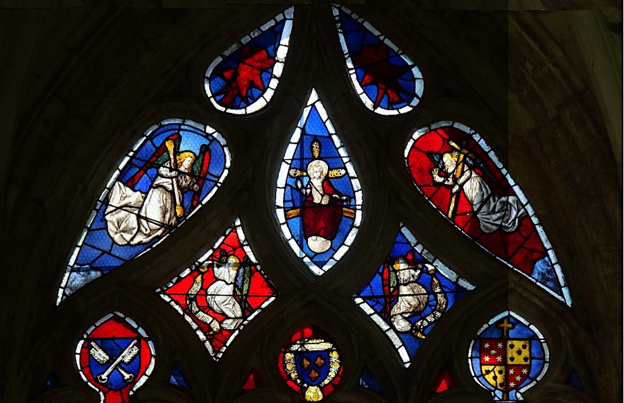 [10] Le Christ de l'Apocalypse entouré d'anges portant les instruments de la Passion et d'anges sonnant la Résurrection
                               <br>Armoirie de saint Pierre (à gauche), blason de l’archevêque de Sens (à droite)
