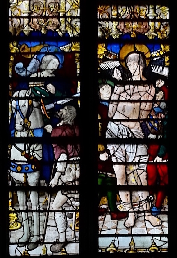 saint Martin , patron de l'église, et probablement saint Blaise représenté avec les peignes de fer de son supplice