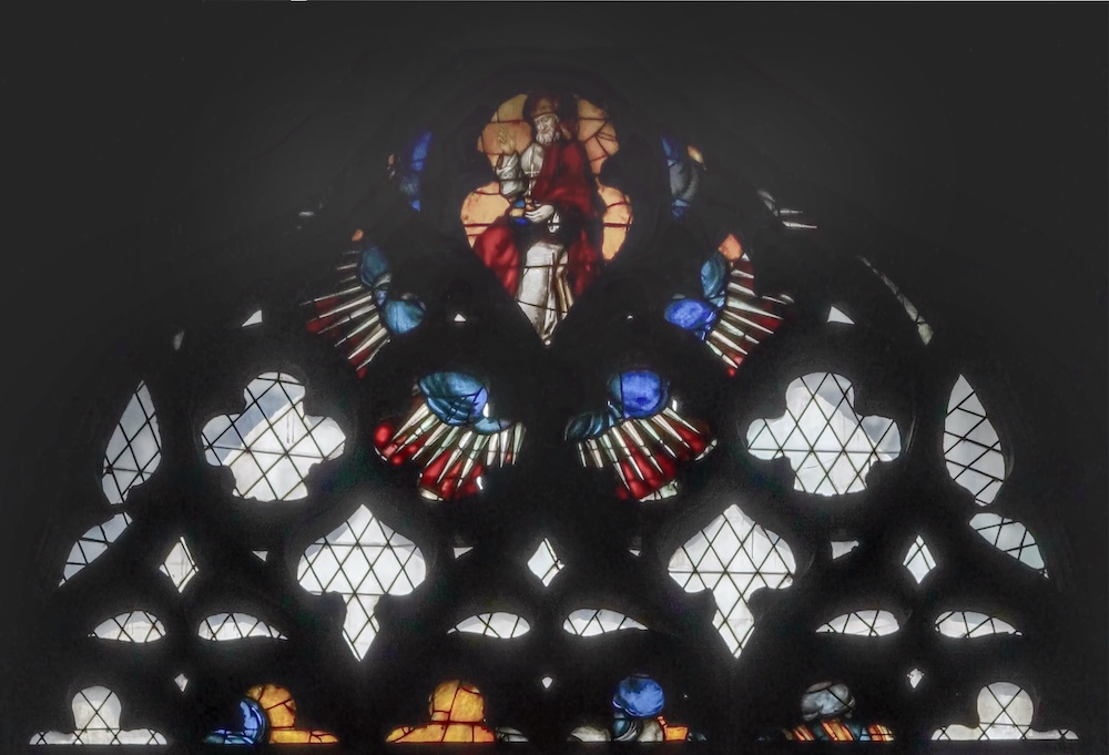 S16 - vitrail de la Vierge