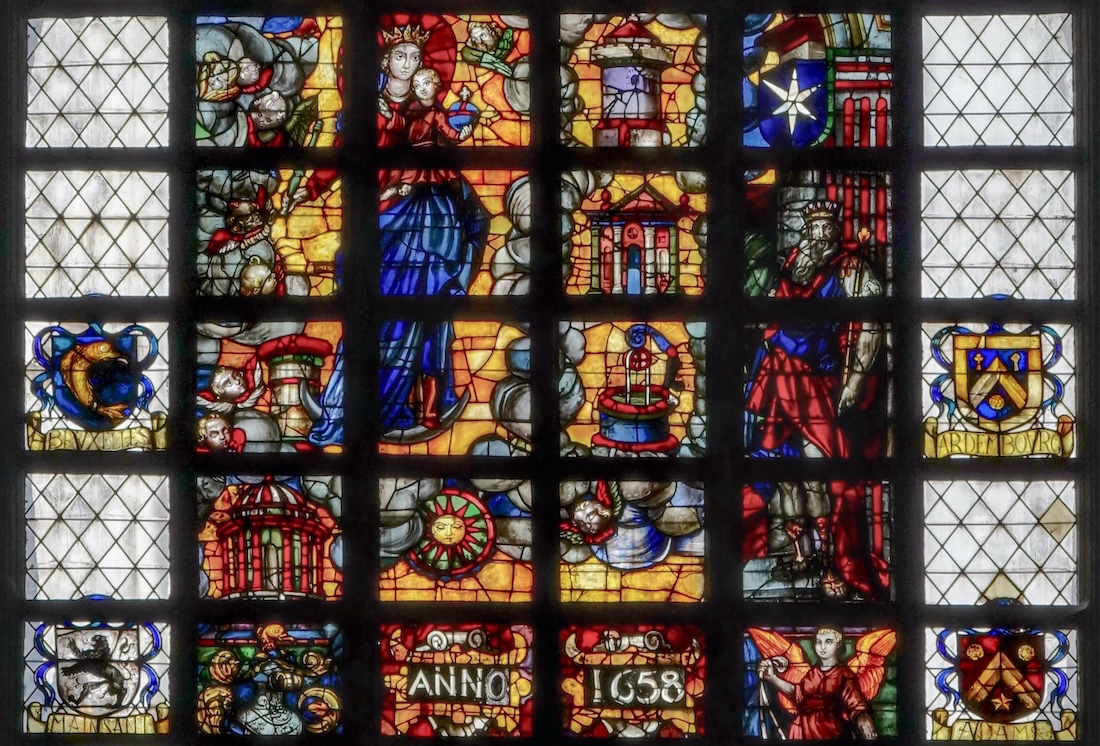 S16 - vitrail de la Vierge