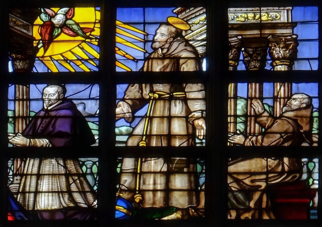 verrière datée de 1615. François est représenté recevant les stigmates près de l’archevêque François Buisseret né à Mons en 1549 et devenu archevêque de Cambrai en 1614