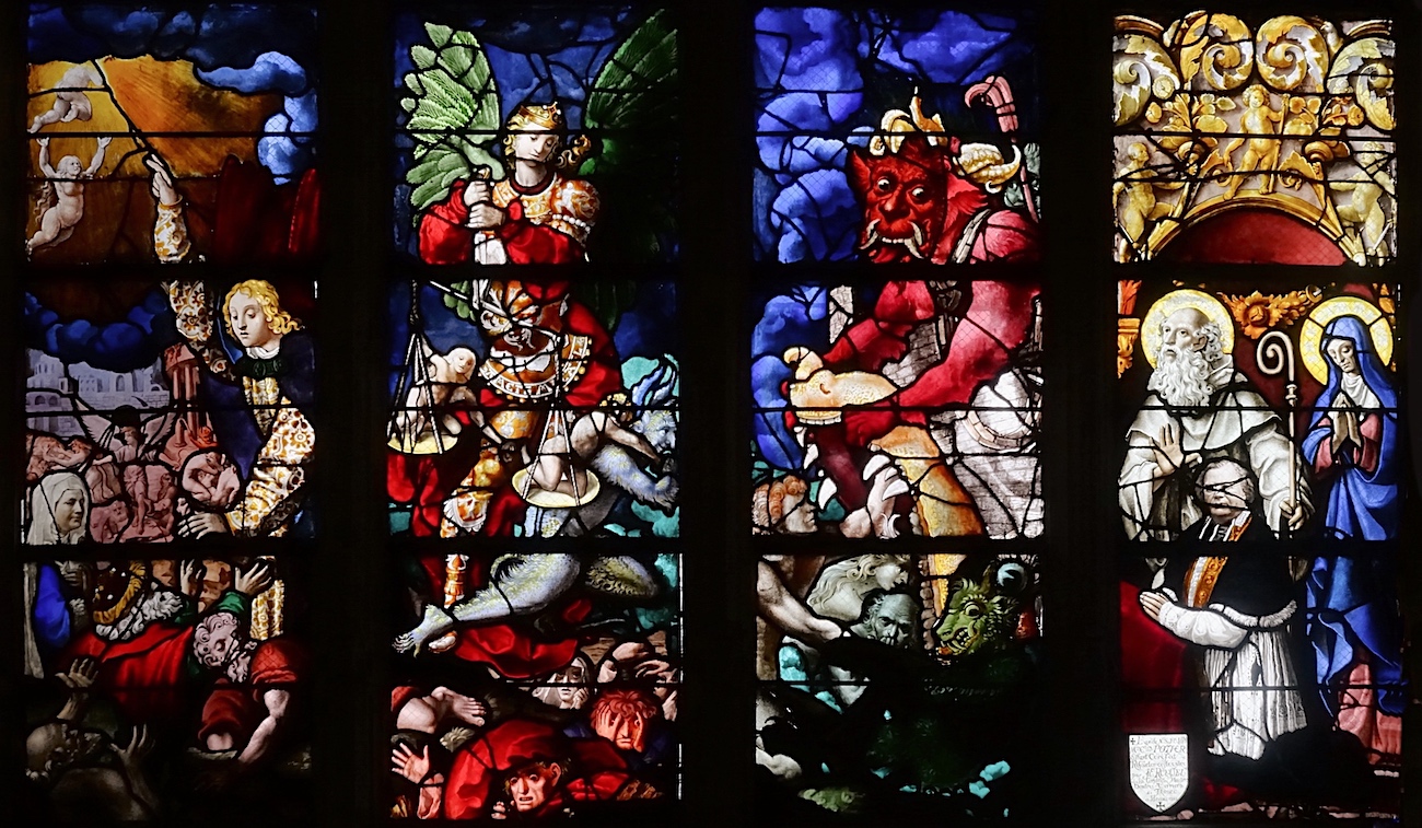 à gauche, la résurrection des morts, au centre saint Michel pesant les âmes, à droite, l'enfer<br>dans la quatrième lancette, le panneau moderne présente le curé de Saint Etienne lors des restaurations de 1878