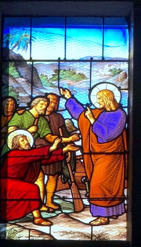 [1] Jésus rencontre André et son frère Simon (l'apôtre Pierre) jetant les filets pour pêcher dans le lac de Tibériade.<br>Eglise Saint André - Joigny 89