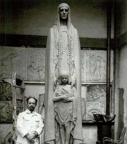 La sculpture de Paul Landowski représente Geneviève protégeant un enfant – Paris – enfant qui protège lui-même une nef, emblème historique de la capitale.<br>Pont de la tournelle - Paris (4)