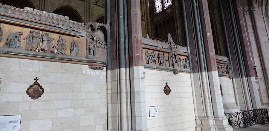 Les reliefs néogothiques du chœur.<br>Basilique St Quentin - Saint Quentin 02