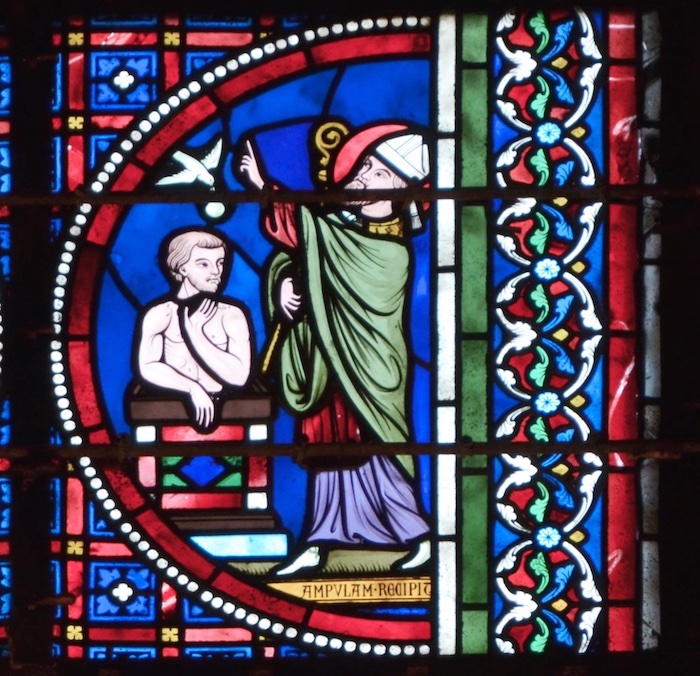 [12] Baptême de Clovis. Le Saint-Esprit, sous la forme d'une colombe, aurait apporté dans une fiole une ampoule<br> Cathédrale Notre-Dame - Laon 02