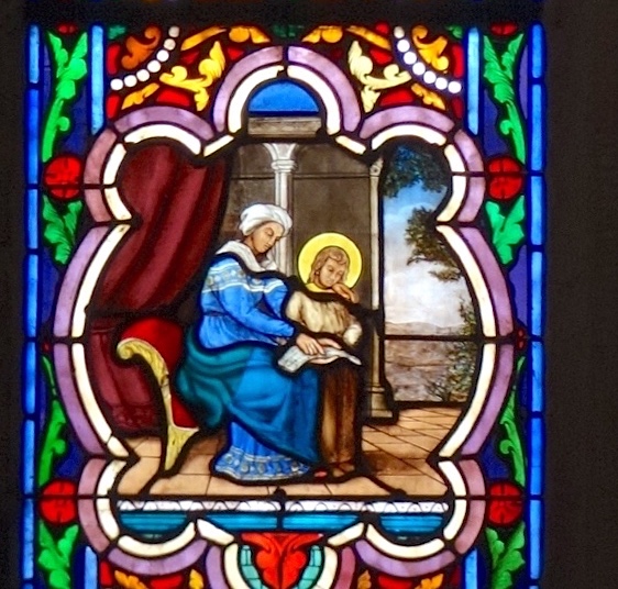 [1] <b>Yves</b> est né au milieu du XIIIème siècle dans une famille noble au manoir de Kermartin sur la paroisse de Minihy-Tréguier. Dès son plus jeune âge, l’enfant montra une propension hors du commun vers les choses de Dieu.
                        Sa mère prétendit qu'un songe lui aurait révélé que son fils serait un saint.<br>Cathédrale Saint Corentin - Quimper 29